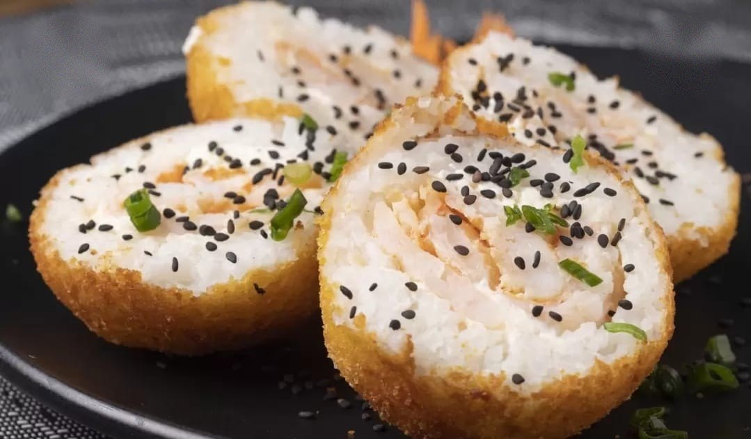 Che Boludo: pelotas de arroz empanizadas rellenas