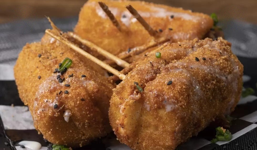 Brochetas de plátano macho empanizado con salsa