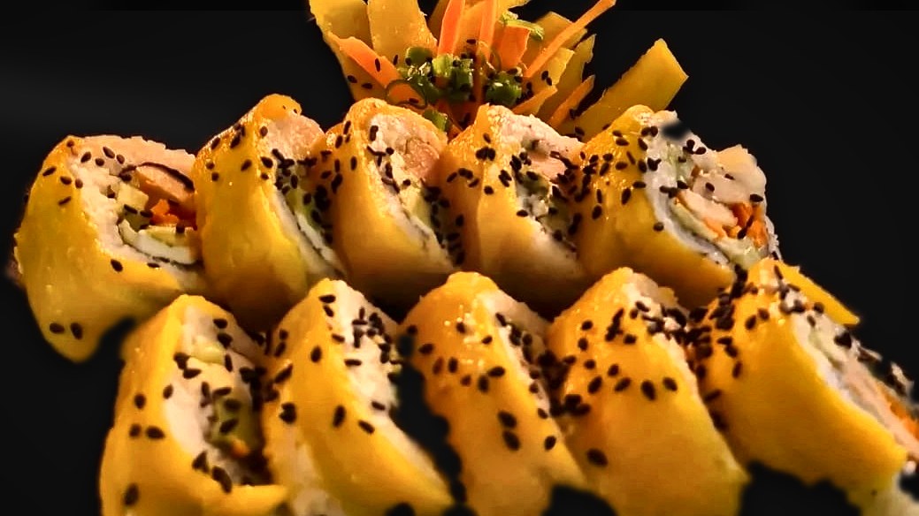 Caribe: sushi cubierto con mango y ajonjolí negro