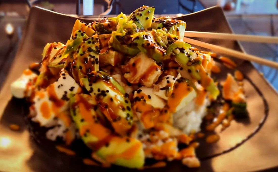 Gohan con arroz al vapor, aguacate, queso Philadelphia, pollo, salsas y ajonjolí