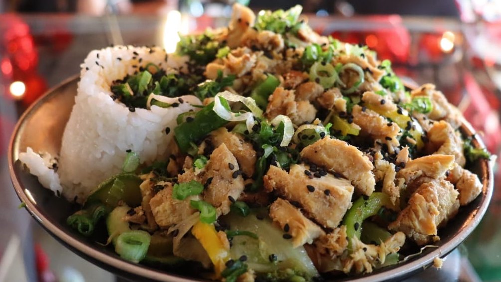 Tepanyaki de pollo con verduras a la plancha, cebollín, ajonjolí y arroz