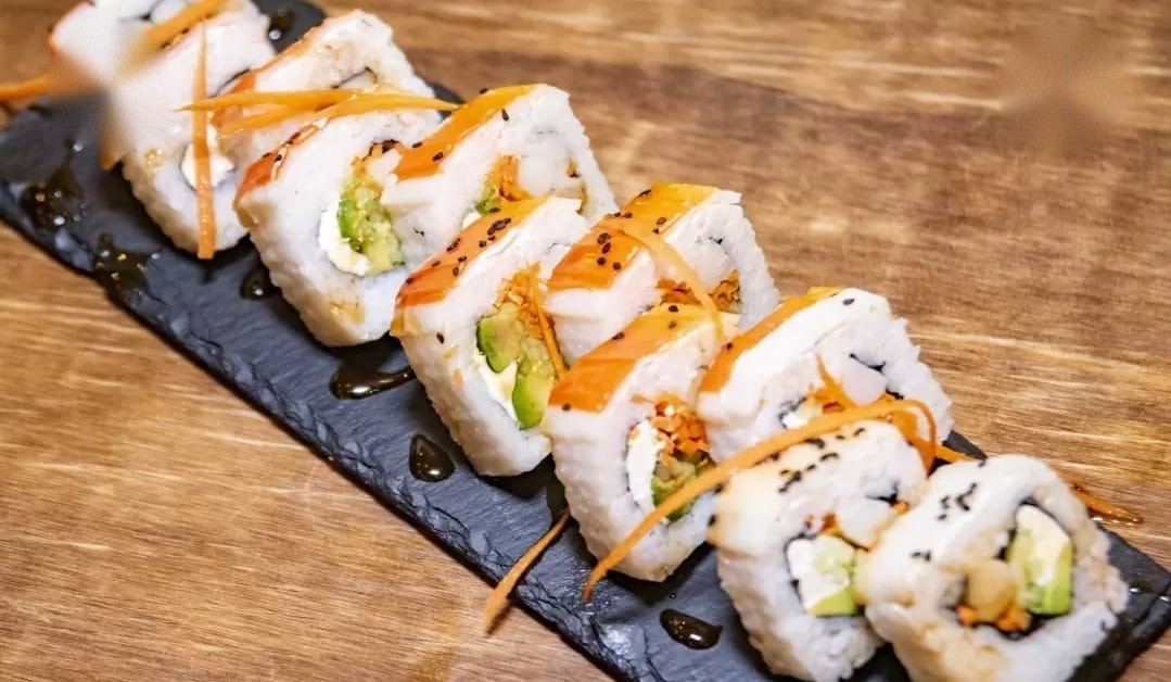 Cany Crab: sushi envuelto en surimi con zanahoria