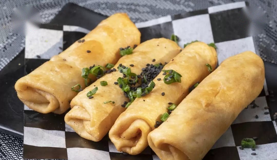 Rollos primavera con ajonjolí y cebollín