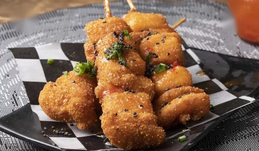 Brochetas empanizadas con ajonjolí y cebollín