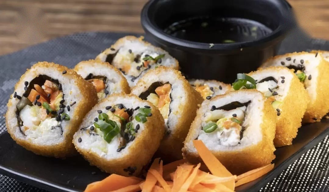 Sushi empanizado con salsa