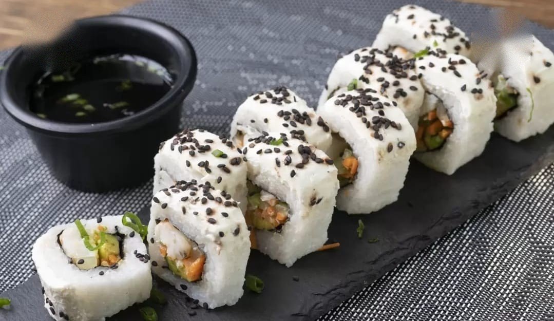 Sushi Philadelphia con ajonjolí negro