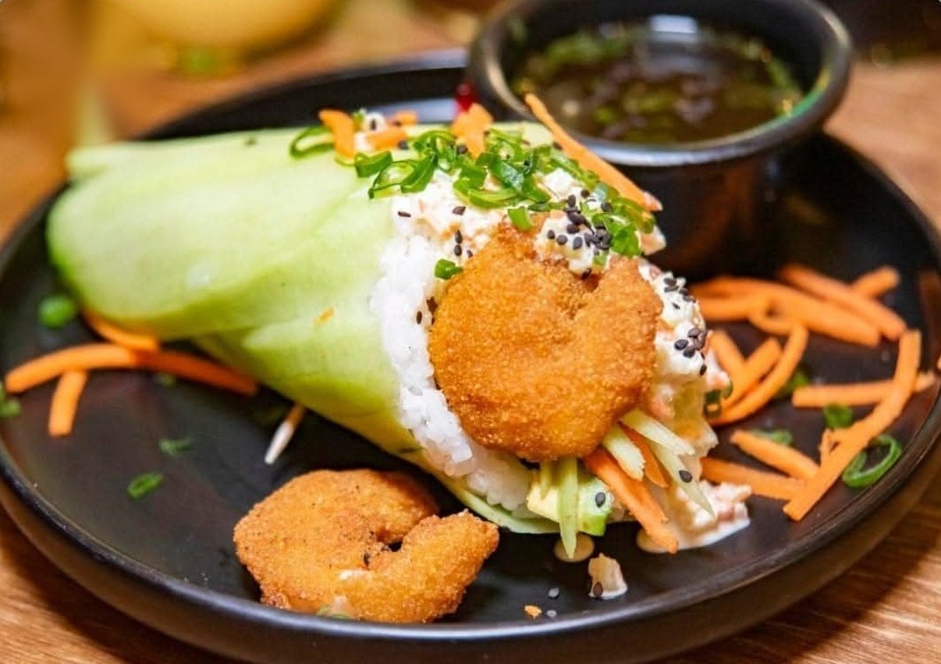 Pepi cono: cono de pepino con arroz, camarón empanizado, ensalada y zanahoria