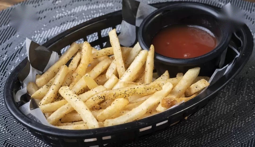 Papas a la francesa con salsa
