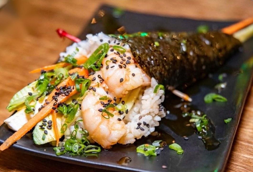 Cali cono: cono de alga con arroz, camarón, verduras, cebollín y ajonjolí